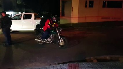 Descargar video: Colisão entre motos deixa jovens feridos na Rua JK, esquina com a Rua Natal; Siate foi mobilizado