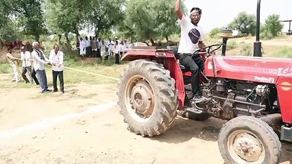 20 Powerfull Men’s vs Powerfull Tractor - क्या 20 आदमी ट्रैक्टर को रोक देंगे  बाल-बाल बचे