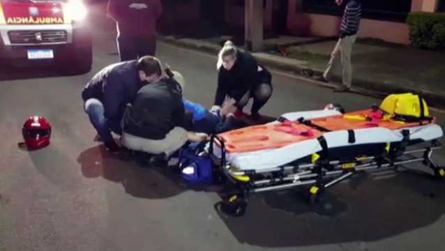 Queda de moto deixa duas pessoas feridas na Rua Minas Gerais