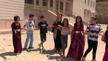 Şırnak'ta öğretmenler yöresel kıyafetli ders işliyor