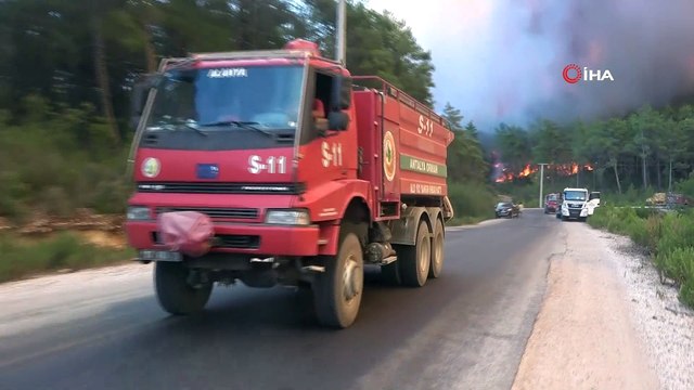 Manavgat’ta orman yangını devam ediyor: Metrelerce yükselen alevler böyle görüntülendi
