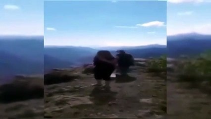 "Baba tut, baba tut şunu!"  Her şey bir anda oldu, kadın uçurumdan yuvarlandı