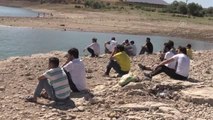 Baraj gölünde kaybolan 2'si çocuk 3 kişiyi arama çalışmaları devam ediyor