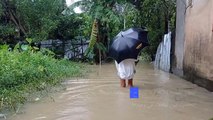 الفيضانات تودي بحياة عشرين شخصا وتعزل 300 ألف في بنغلادش