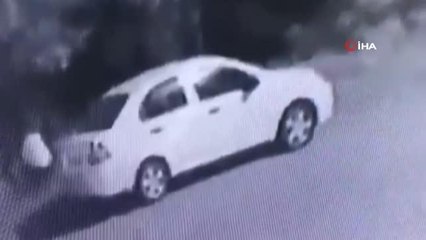 Ağacı ateşe vermeye çalıştıkları o an kamerada