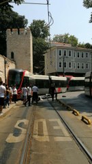 Bağcılar-Eminönü seferini yapan tramvay Gülhane Parkı yakınlarında raydan çıkarak elektrik direğine çarptı