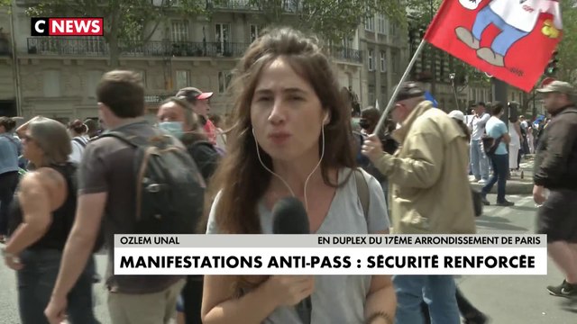 Ozlem Unal en direct du 17ème arrondissement de Paris pour la manifestation contre le pass sanitaire