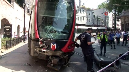 İstanbul'da raydan çıkan tramvay elektrik direğine çarptı