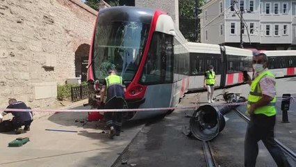 Fatih'te raydan çıkan tramvay elektrik direğine çarptı