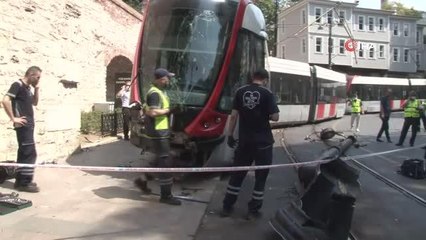 İstanbul'da raydan çıkan tramvay elektrik direğine çarptı
