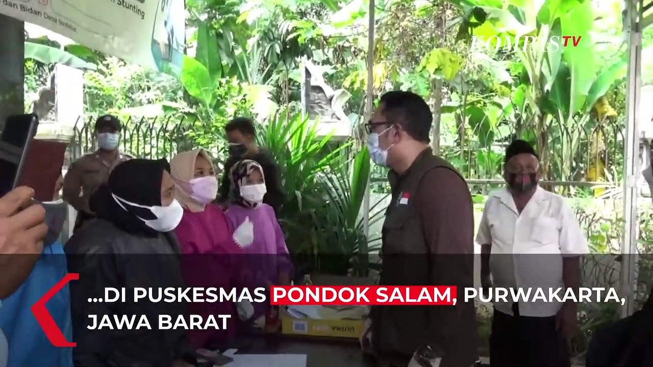 Gaya Ridwan Kamil Tinjau Vaksinasi di Pelosok Dengan Motor Klasiknya Bersama Istri