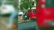 Internauta flagra em vídeo momento de discussão no trânsito que acabou com homem quebrando carro de um idoso