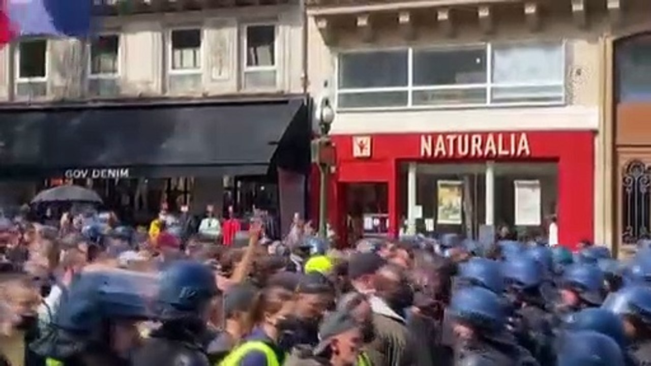 Fransa'da hükümetin Kovid-19 ile mücadele politikası karşıtı gösteriler 4. haftasında