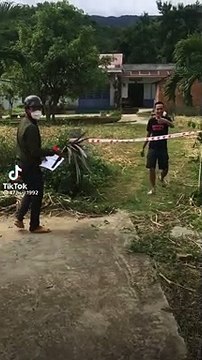 Chàng trai hết hạn cách ly được hàng xóm chúc mừng