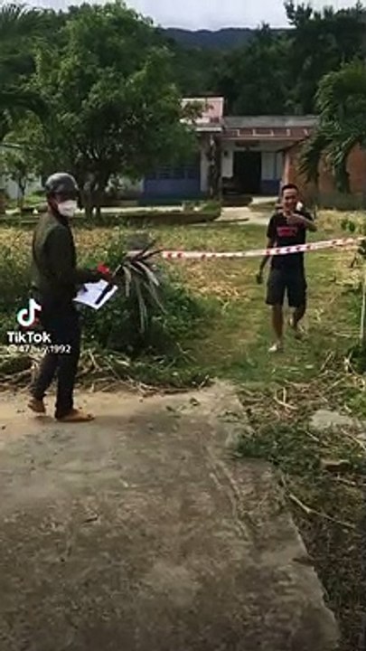 Chàng trai hết hạn cách ly được hàng xóm chúc mừng