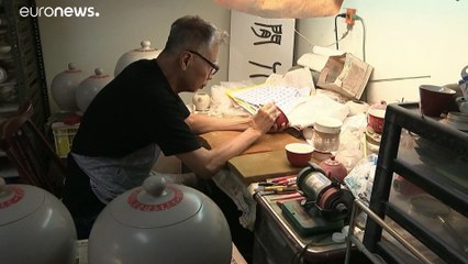 شاهد: خزّافٌ تايواني يصنعُ أوانٍ "راقصة" يحارُ بشأنها الخبراء