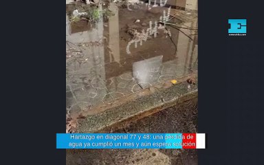 En diagonal 77 y 48, una pérdida de agua ya cumplió un mes y aún espera solución