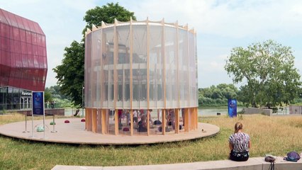 منشأة مزودة طحالب صغرى توفر هواء نقيا للأطفال في وارسو