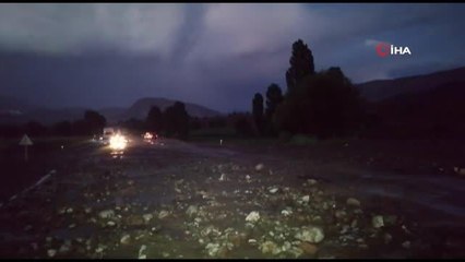 Sağanak yağış sele neden oldu, karayolu ulaşıma kapandı