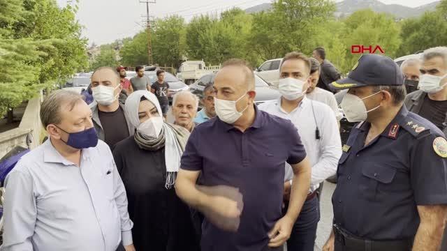 Bakanı Çavuşoğlu, yangından etkilenen Alanya Güzelbağ mahallesinde incelemelerde bulundu, vatandaşlarla bir araya geldi