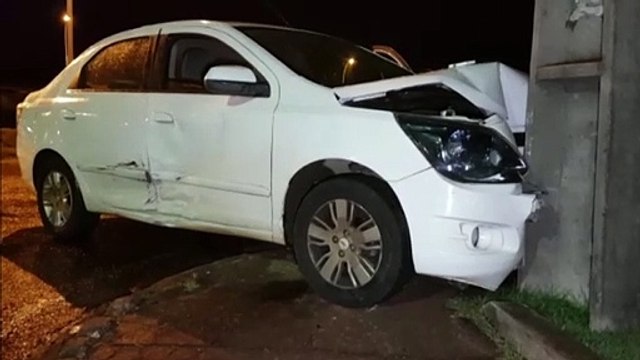 Após colisão, carro atinge poste no viaduto da Rua Jacarezinho