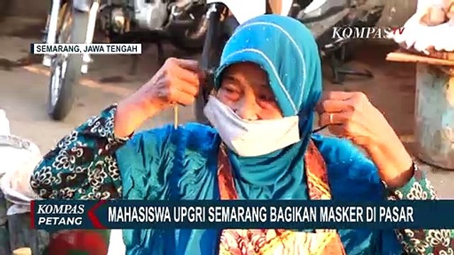 Mahasiswa UPGRI Semarang Bagikan Masker di Pasar Tradisional
