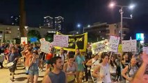 المئات يتظاهرون في تل أبيب احتجاجا على فرض قيود جديدة في مواجهة ارتفاع الإصابات بكوفيد