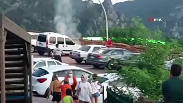 Park halindeki araç dakikalar içerisinde alevlere teslim oldu