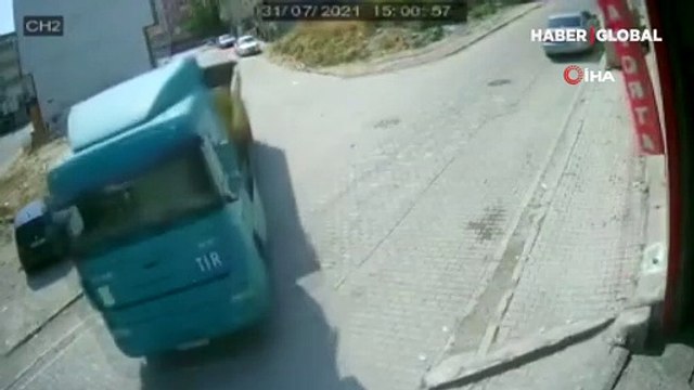 Hafriyat kamyonunun freni boşaldı, kendiliğinden dükkana daldı