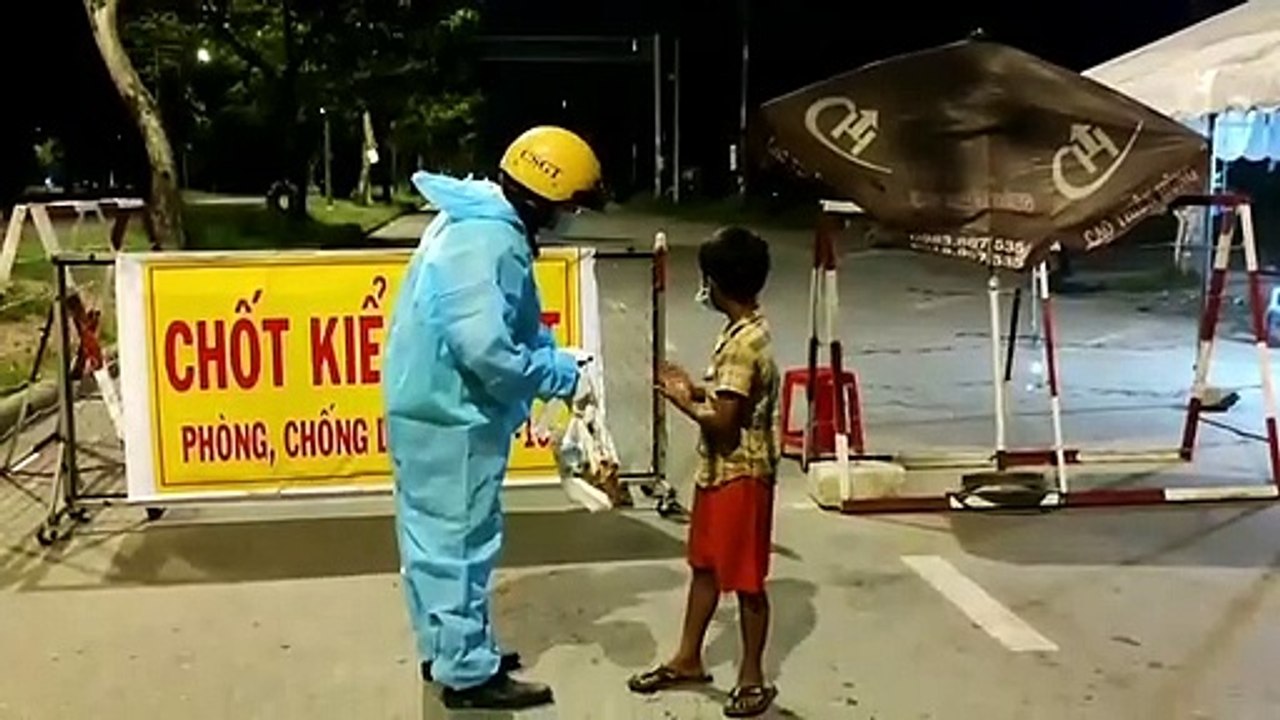 Cháu bé đi xin ăn được chú cảnh sát giúp đỡ: Nhường cơm tối rồi chở về