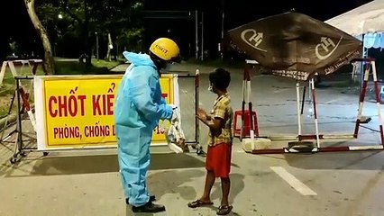 Cháu bé đi xin ăn được chú cảnh sát giúp đỡ: Nhường cơm tối rồi chở về