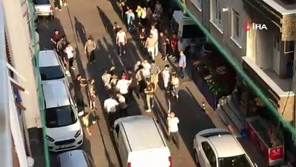 Sokak ortasında yumruk yumruğa kavga