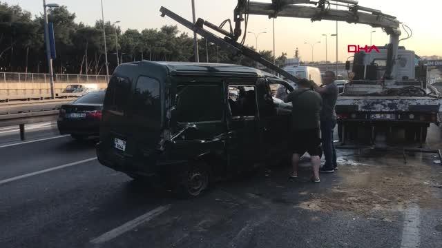 İSTANBUL-D-100 KARAYOLU'NDA PANELVAN MİNİBÜS TAKLA ATTI, TRAFİK DURMA NOKTASINA GELDİ