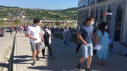 KPSS sınav salonları önünde uzun kuyruklar oluştu