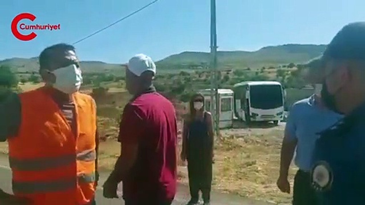 Tunceli/Hozat Dereköy mevkiinde çıkan yangına müdahale etmek için giden aralarında Tunceli Belediye Başkanı  FatihMacoglu'nun da olduğu gruba izin verilmiyor.