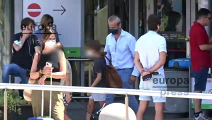 Javier Merino acude al aeropuerto de Ibiza a recoger a sus dos hijos pequeños