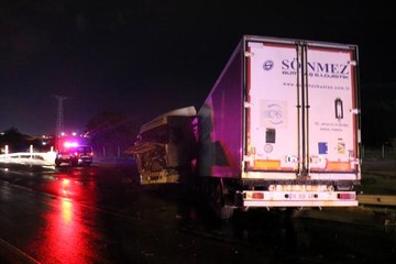 Tır kayganlaşan yolda kontrolden çıktı