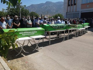 DÜĞÜN YOLUNDA KAZADA ÖLEN ÇİFT VE 3 KIZI YAN YANA TOPRAĞA VERİLDİ