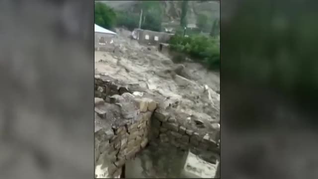 Una joven salva la vida 'in extremis' después de ser arrastrada por una riada en Turquía