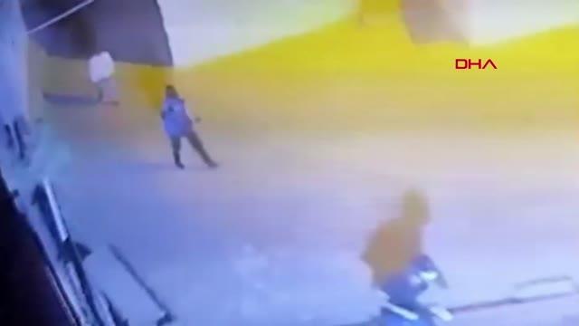 Son dakika! BATMAN'DA POLİS KARAKOLUNA PATLAYICI ATILMASI KAMERADA