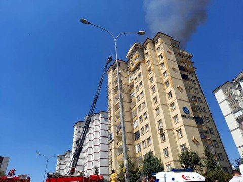 Son dakika haber | Gaziantep'te 11 katlı binanın çatı katında yangın