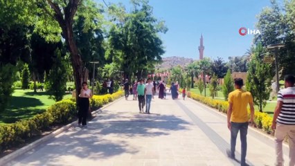 Sıcaktan bunalan çocuklar kanalda serinledi