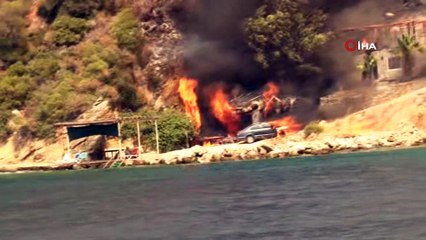 Bodrum'da köylüler teknelerle tahliye edildi, otomobil alev alev yandı
