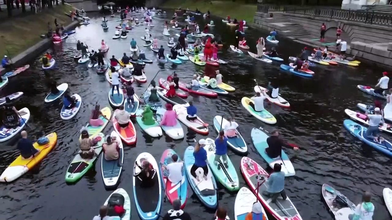Trotz Corona-Beschränkungen: Tausende beim Stand-up-Padd­ling
