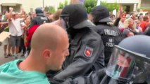 - Berlin'de izinsiz korona protestolarında göstericiler ile polis arasında arbede
