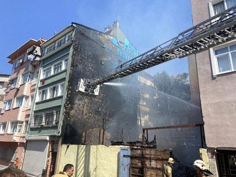 Son dakika 3. sayfa: Fatih'te korkutan yangın, alevler binayı sardı