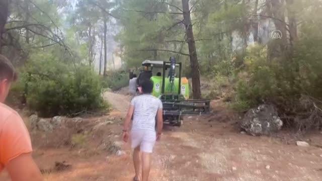 Seydikemer'de ormanlık alanda çıkan yangına müdahale ediliyor