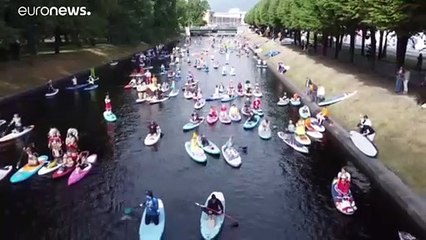 Saint-Pétersbourg aux couleurs chamarrés du paddle board