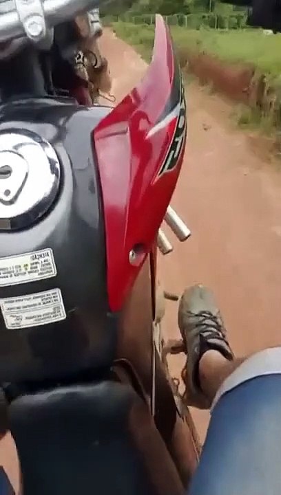 Petite roue arrière en moto qui va vite mal tourner