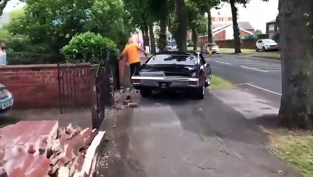 Il détruit sa voiture de collection en ratant sa grosse accélération